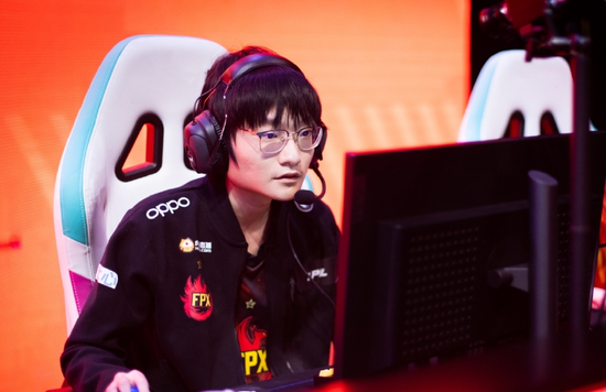 华硕ROG GR70游戏迷你PC正式发布引领新潮流